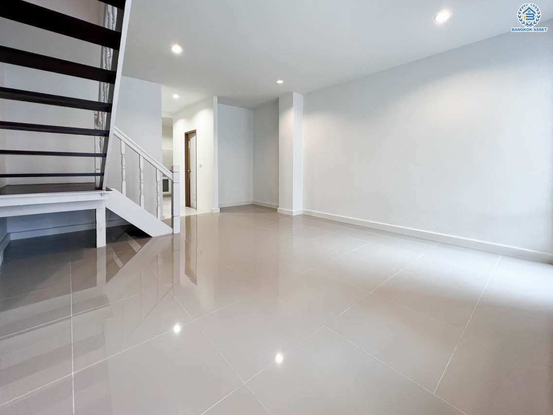 บ้านมือสองตกแต่งใหม่ ดีไซน์สวย โครงการ 101การ์เด้นวิลล์ ลาดพร้าว เนื้อที่ 18 ตร.ว. ฟังก์ชัน 3 ห้องนอน 2 ห้องน้ำ จอดรถได้ 1 คัน รองรับทุกกิจกรรม บนทำเลเชื่อมต่อหลายเส้นทาง อาทิ ถนนประเสริฐมนูกิจ, ถนนนวมินทร์ และถนนลาดพร้าว ใกล้จุดขึ้นทางด่วน "รามอินทรา"